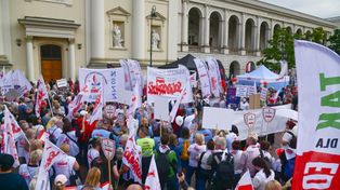 Warszawa: Nauczyciele wychodzą na ulice. "Cisza ma wyrazić zmęczenie"