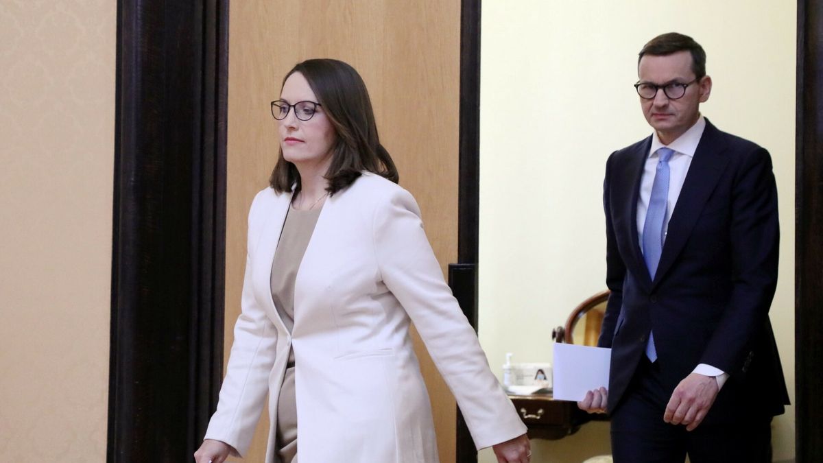 Minister finansów Magdalena Rzeczkowska z premierem Mateuszem Morawieckim (East News, Wojciech Olkusnik)