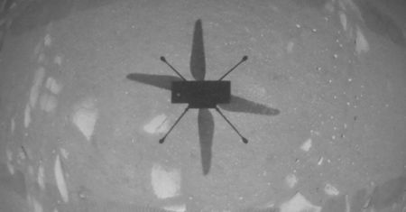 Prawie w samo południe - helikopter Ingenuity dowiódł, że na Marsie można latać (wideo)