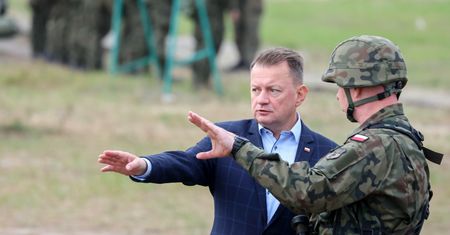 Nawet 28 zł za minutę pracy. Błaszczak przyznał dodatkowe wynagrodzenia