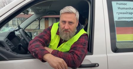 Niemiecki wolontariusz apeluje do rządzących. "To by miało więcej sensu"