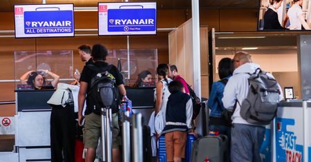 Kosztowna pomyłka emerytów. Na lotnisku Ryanair naliczył wysoką opłatę
