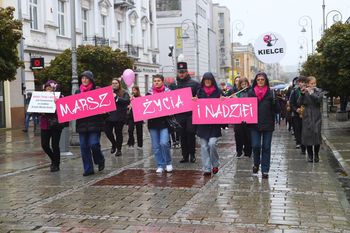 Kielce: Marsz Życia i Nadziei 2025 przeszedł ulicami. Uczestnicy pokazali solidarność z kobietami walczącymi z rakiem