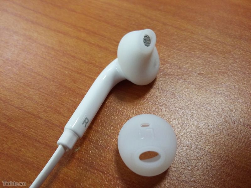 Samsung może mocno odświeżyć słuchawki dla Galaxy S6. Będą podobne do tych od iPhone'a? 18