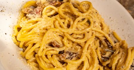 Włoski klasyk w 10 minut. Jamie Oliver pokazał, jak gotuje oryginalną carbonarę