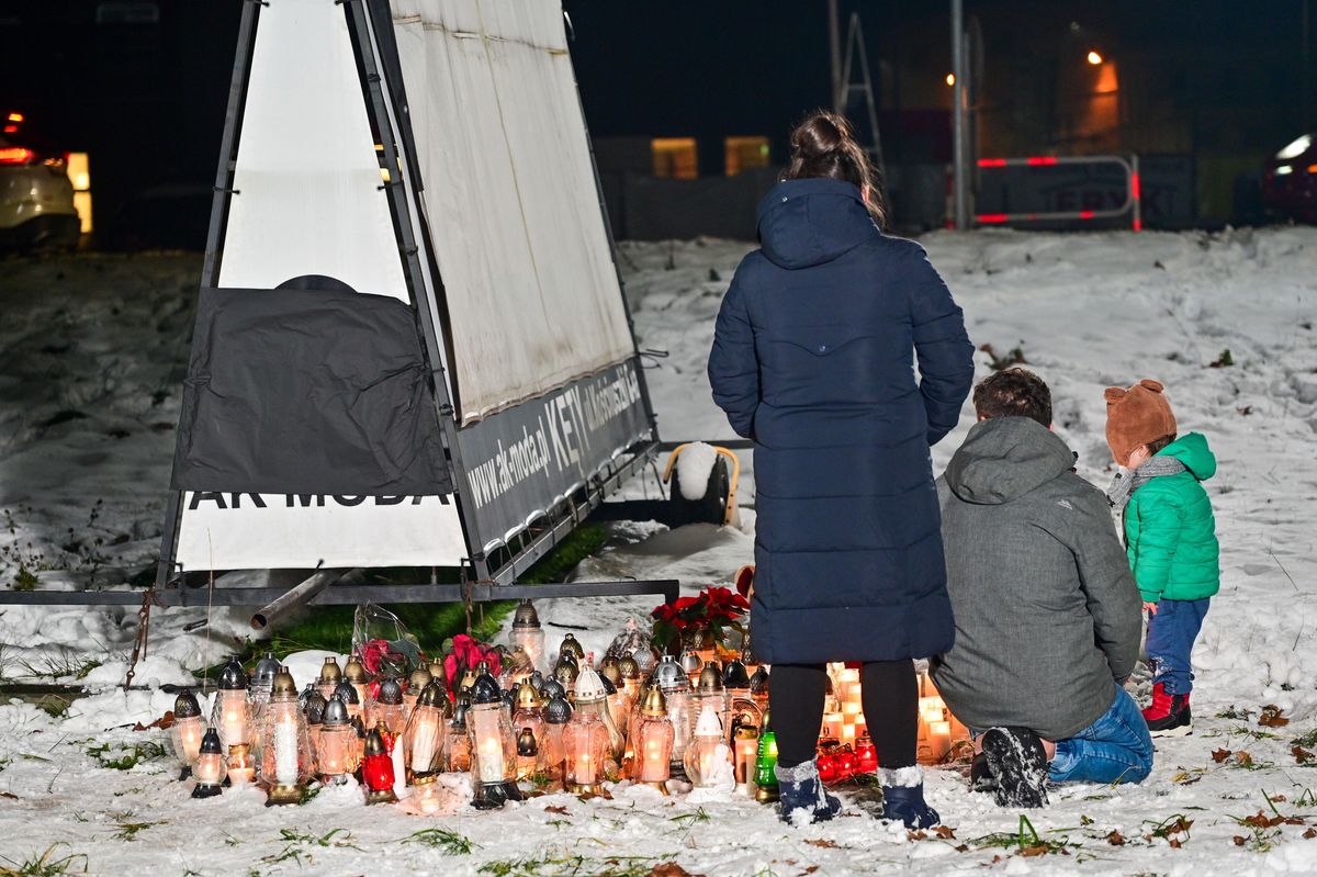 Mieszkańcy stawiają znicze w centrum Andrychowa, gdzie przez kilka godzin siedziała na zimnie zaginiona 14-latka
