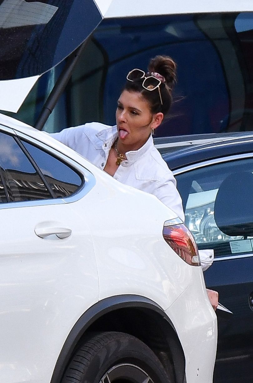 Klaudia Halejcio stroi mini, pakując obraz do bagażnika