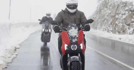 Seat testuje pierwszy elektryczny skuter. MÓ eScooter 125 sprawdzono na mrozie i w upale
