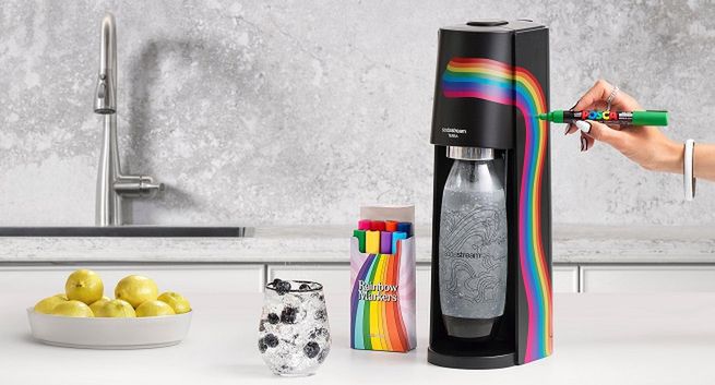 "Bądź z siebie dumny i uwolnij wszystkie swoje kolory" zachęca SodaStream