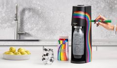 "Bądź z siebie dumny i uwolnij wszystkie swoje kolory" zachęca SodaStream