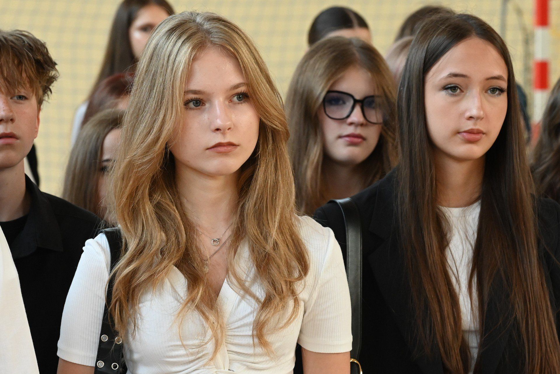 Szczególnie wyjątkowym momentem było powitanie uczniów klas pierwszych, którzy po raz pierwszy przekroczyli progi liceum i stali się częścią społeczności &#34;Norwida&#34;.  