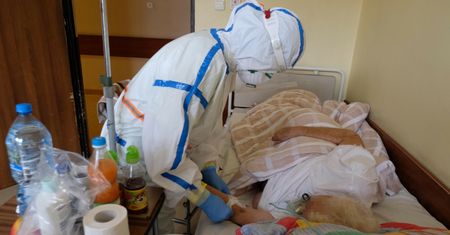 Rośnie liczba zakażeń na COVID-19. Ekspert: do wiosny nie będzie z górki, jeśli ludzie nie będą się szczepić