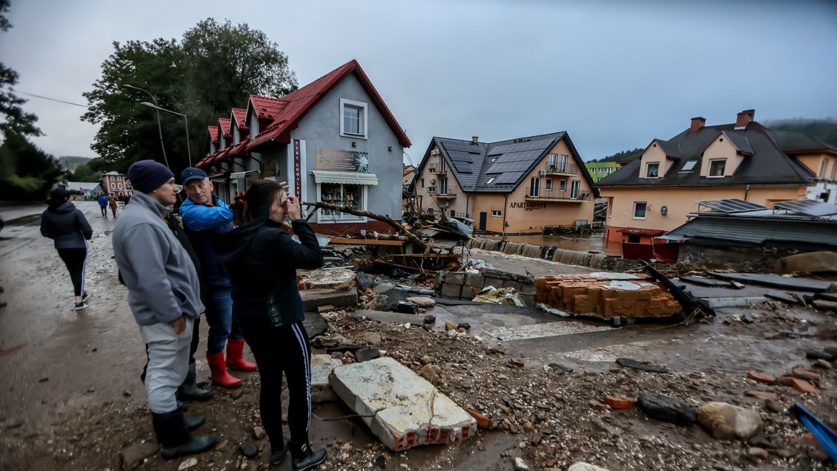 Miasta po przej?ciu fali powodziowej
15.09.2024 WROCLAW / KOTLINA KLODZKA /  DOLNY SLASK
N/Z STRONIE SLASKI PO PRZEJSCIU FALI Z PEKNIETEJ ZAPORY ZAPORA 
WIELODNIOWE OPADY W REGIONIE DOPROWADZILY DO POWODZI W KOTLINIE KLODZKIEJ
POWODZ OPADY NIZ GENUENISKI OPADY STRAZ POZARNA WORKI RZEKA POLICJA STAN ALARMOWY RWACE RZEKI SLUZBY

GAZETA WROCLAWSKA
PAWEL RELIKOWSKI / POLSKA PRESS
PAWEL RELIKOWSKI / POLSKA PRESS