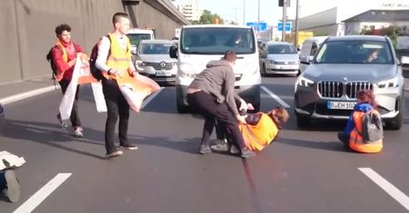Aktywiści wkurzyli kierowców w Niemczech. Siłą usuwali ich z drogi