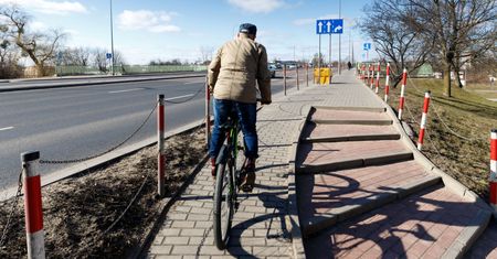 Biegasz lub jeździsz na rowerze? Musisz mieć maseczkę