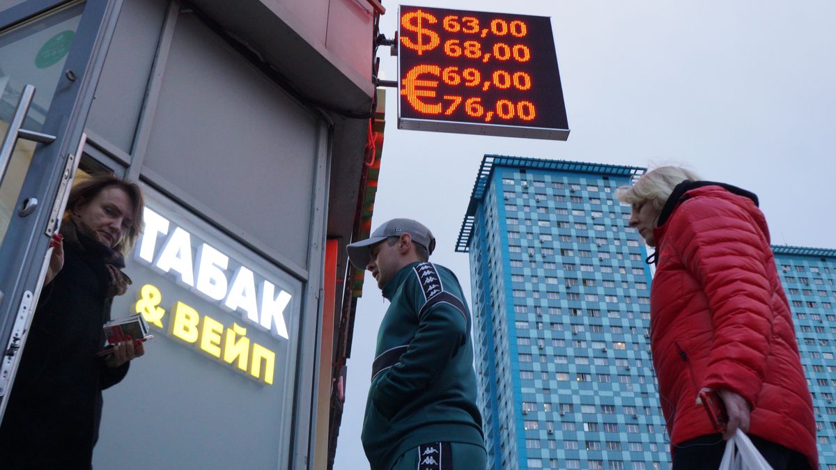 Economic Situation In Russia
MOSCOW, RUSSIA - MAY 25: (RUSSIA OUT) People line up near Euro and U.S. dollars rates to ruble sign board at the entrance to the exchange office on May 25, 2022 in Moscow, Russia. Russia moved closer to a default on Wednesday after the U.S. Treasury let a key sanctions exemption expire. (Photo by Konstantin Zavrazhin/Getty Images)
Konstantin Zavrazhin
