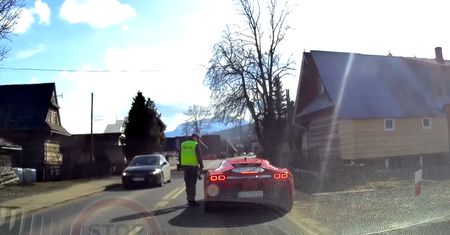Ferrari zatrzymane przez policję. Szybka karma