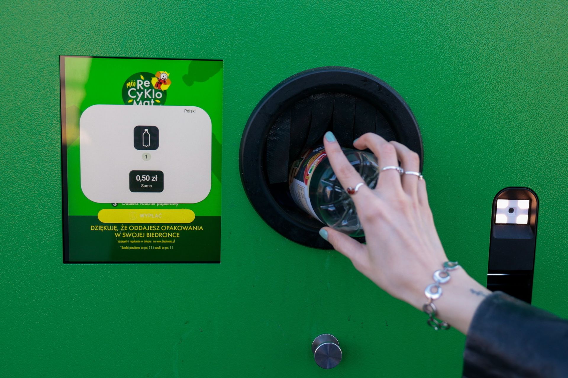 Biedronka nie oddała kaucji. Tak klientka odzyskała pieniądze