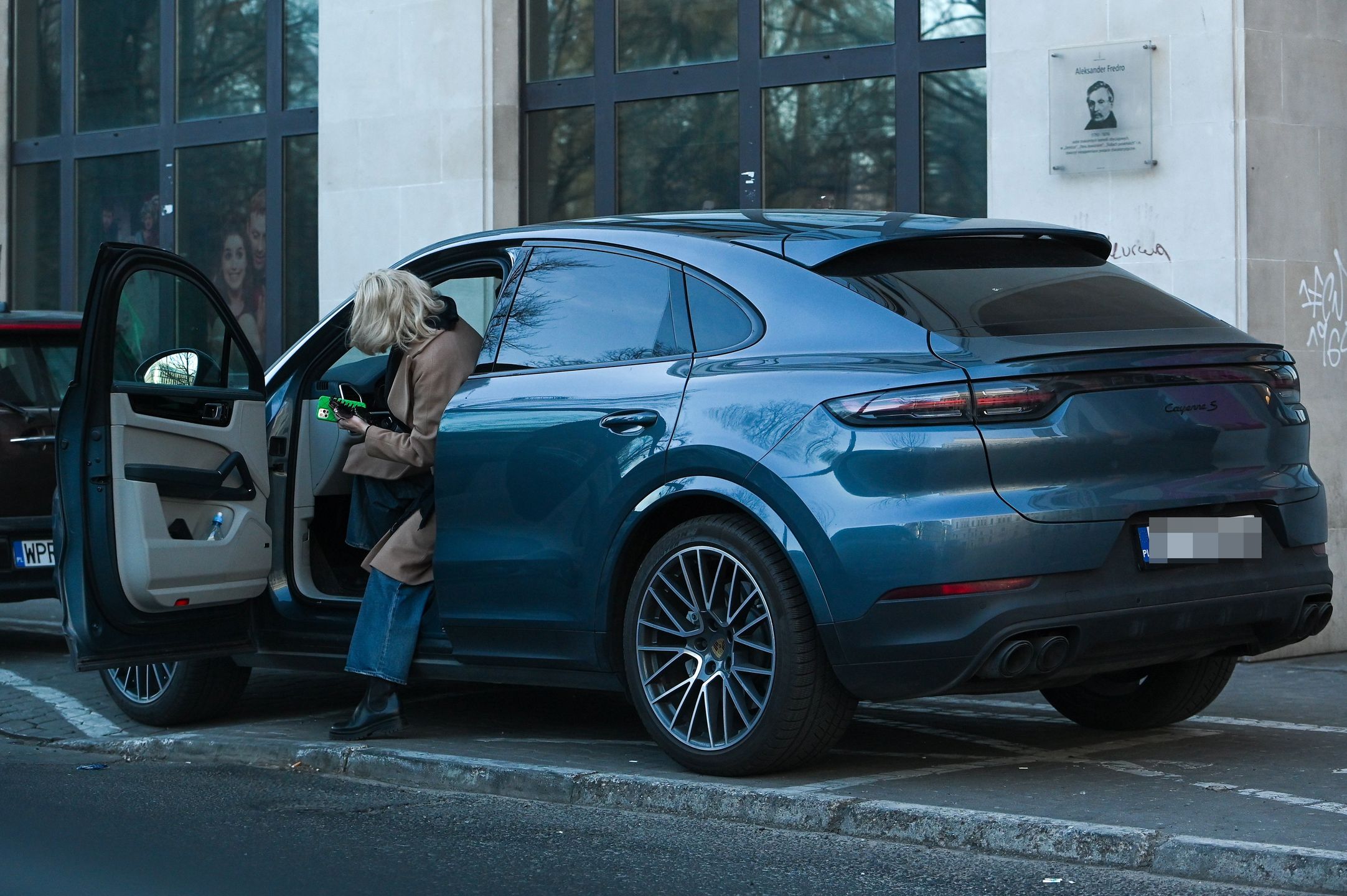 Małgorzata Kożuchowska pędzi PORSCHE NA MSZĘ łamiąc przepisy drogowe