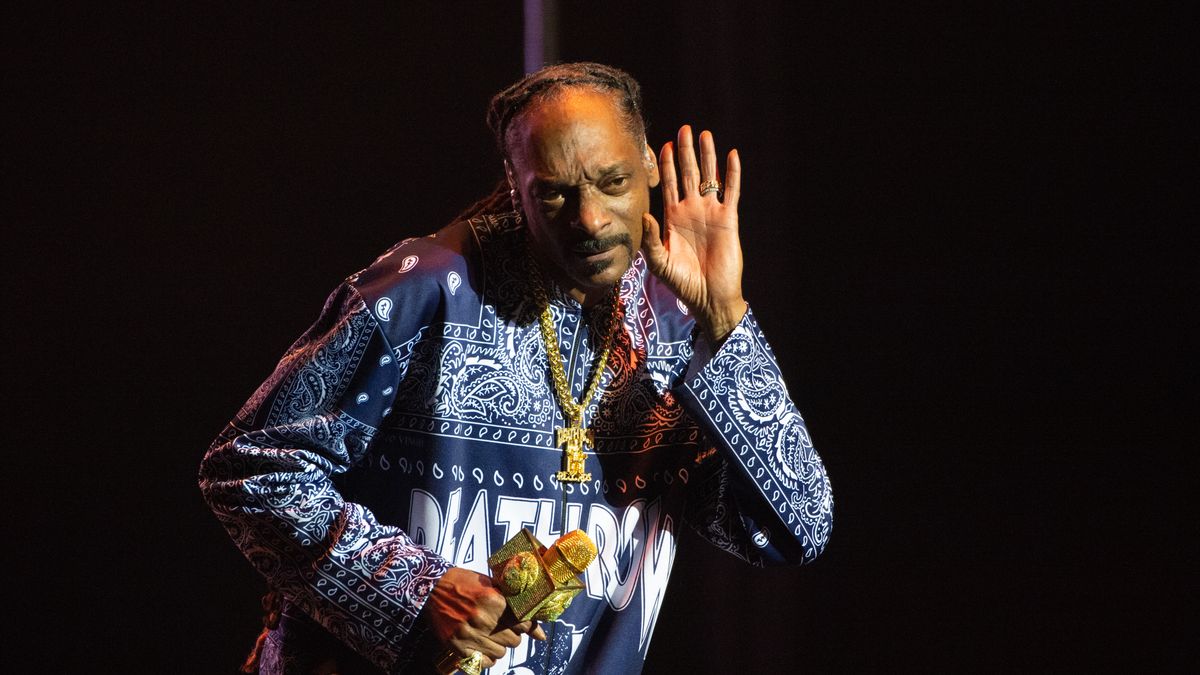 LONDON, ENGLAND - MARCH 21: Snoop Dogg performs at The O2 Arena on March 21, 2023 in London, England. (Photo by Joseph Okpako/WireImage)