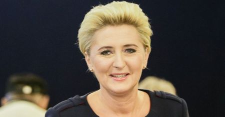 Tak ubrała się na spotkanie z seniorami. Tylko spójrzcie na kolor sukni
