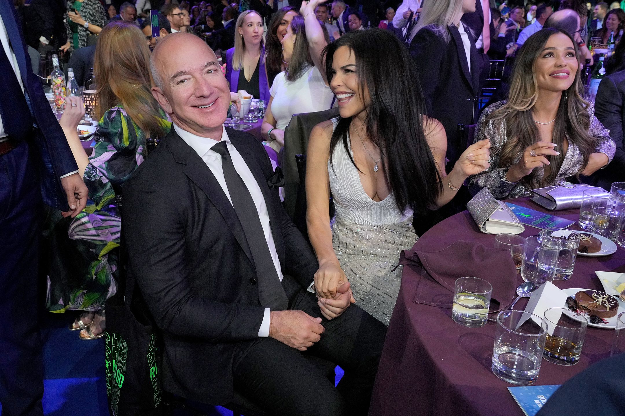 NEW YORK, NEW YORK - MAY 09: Jeff Bezos and Lauren Sanchez attend the Robin Hood Benefit 2022 at Jacob Javits Center on May 09, 2022 in New York City. (Photo by Kevin Mazur/Getty Images for Robin Hood)
