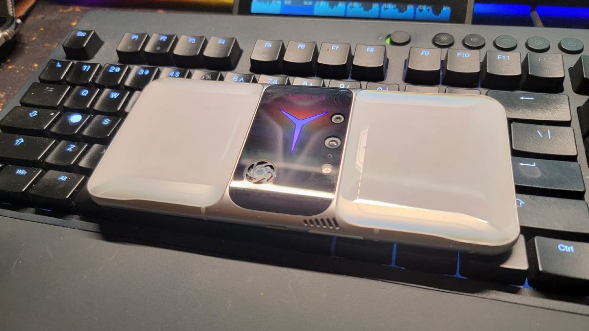 Ten smartfon wygląda kosmicznie, ale nie bez powodu. Lenovo Legion Phone 2 Pro na zdjęciach 1