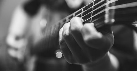 Znany gitarzysta jednak okazał się oszustem. 52-letnia kobieta przekazała mu ponad 100 tys. złotych