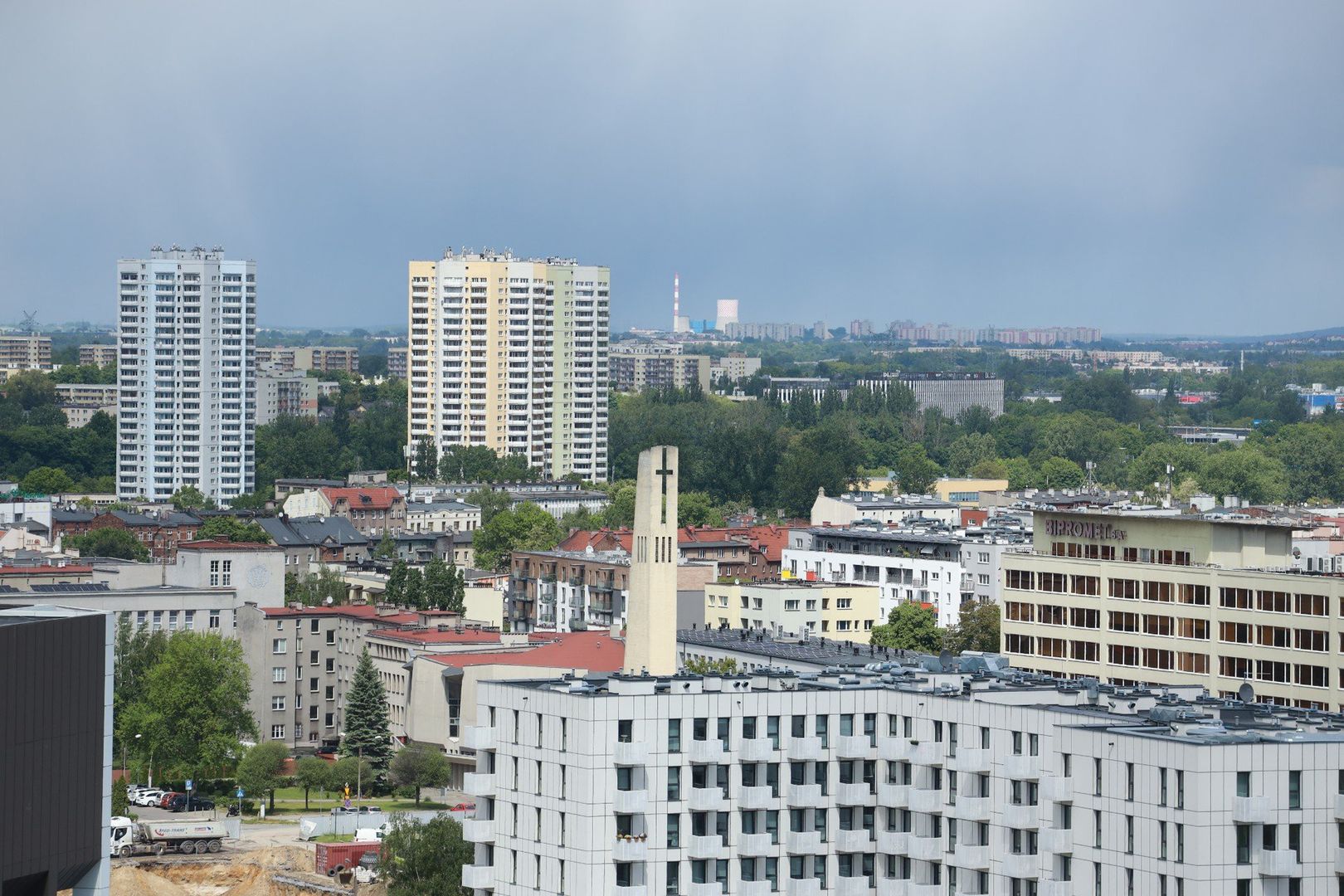 Widok z Damrota Garden na okoliczne zabudowania