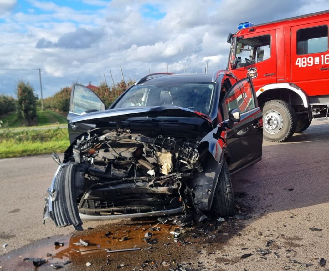 Brzozowa: Nieustąpienie pierwszeństwa przyczyną wypadku. Dwie osoby w szpitalu