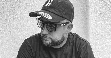 "Żegnaj przyjacielu". Nie żyje raper Koni. Miał 43 lata