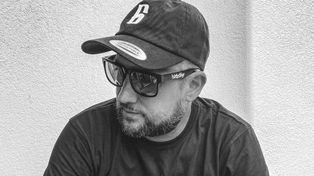 "Żegnaj przyjacielu". Nie żyje raper Koni. Miał 43 lata