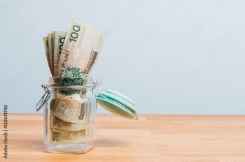 Biedniejemy, ale odkładamy więcej. Zaskakujące dane o finansach Polaków