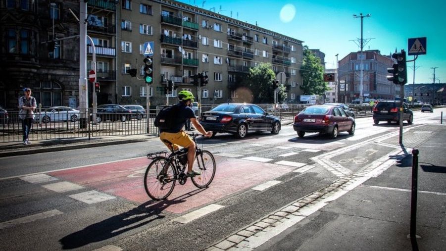 Rowerzysta na śluzie rowerowej
