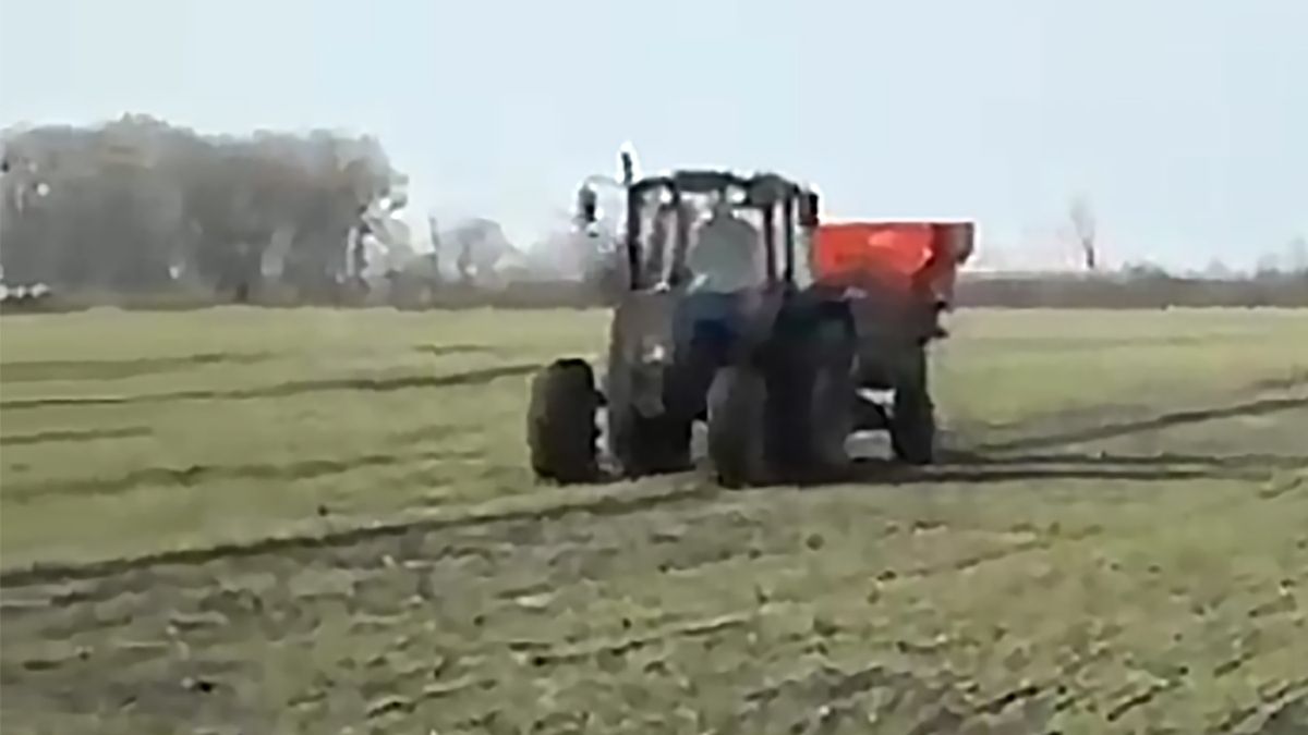 Ukraiński rolnik pomimo wojny przygotowuje swoje pole do zasiewu