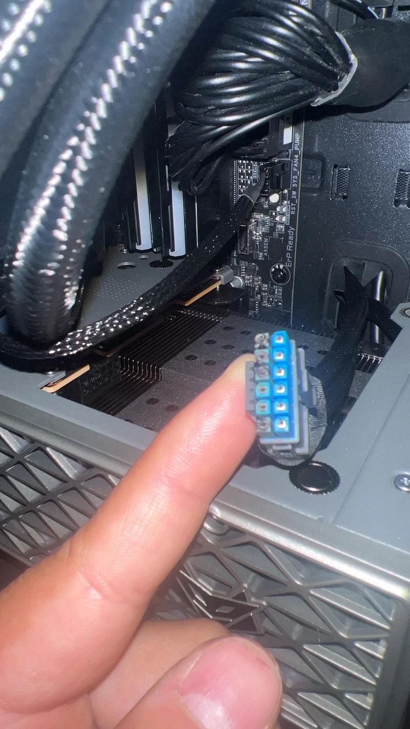 Spalona wtyczka zasilania z karty graficznej Radeon RX 9070 XT