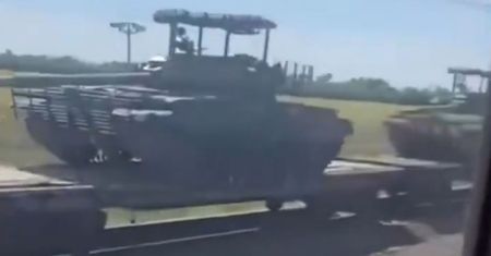 Już suną po torach. Rosjanie ściągają na front stare czołgi