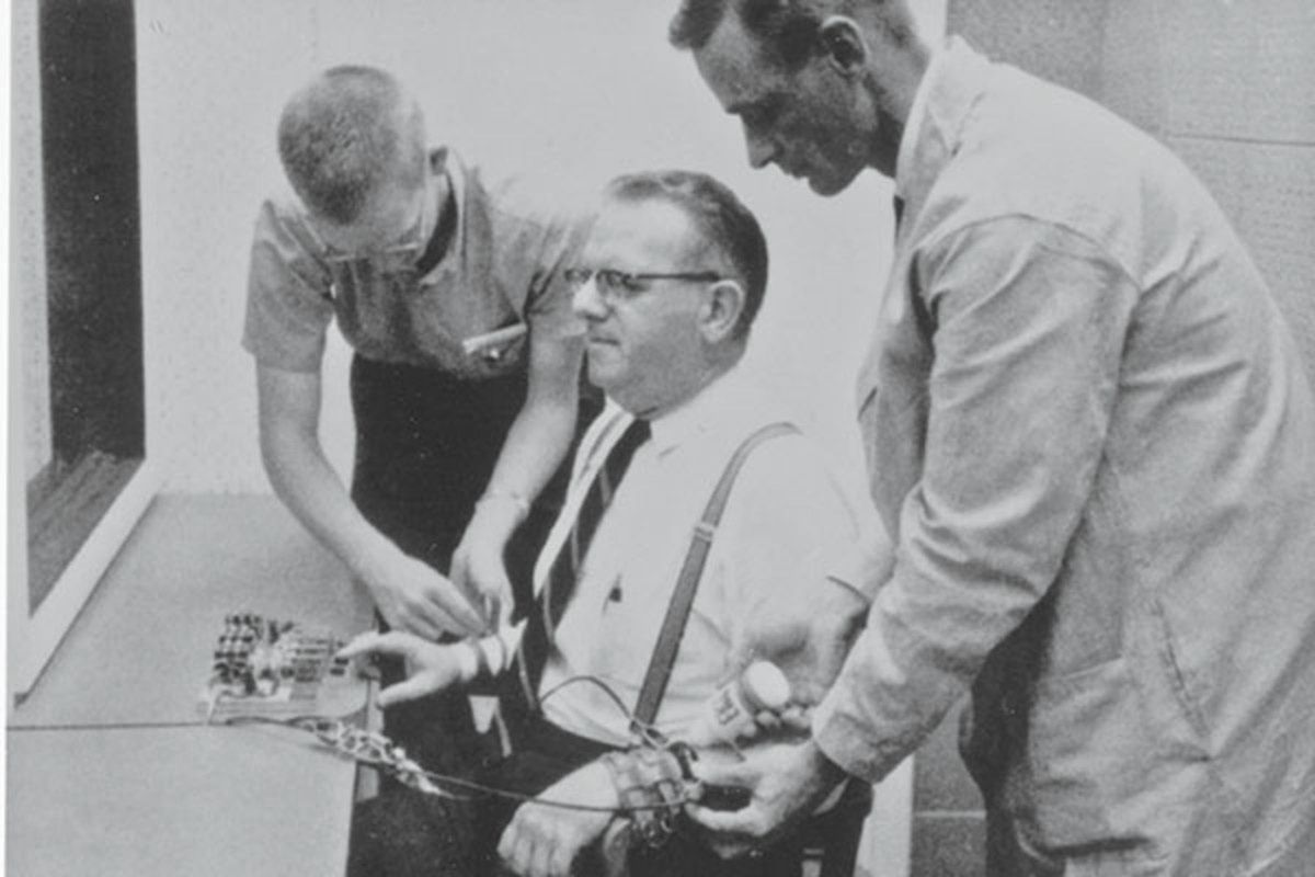 Kadr z filmu dokumentującego eksperyment Milgrama