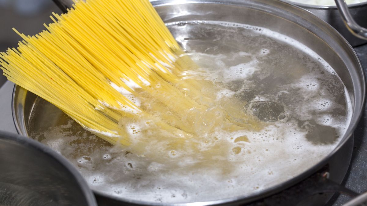 Wodę pozostałą po ugotowaniu makaronu można użyć na wiele sposobów