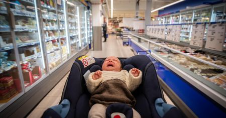 Afera w supermarkecie. Wszystko przez dzieci w sklepowych wózkach