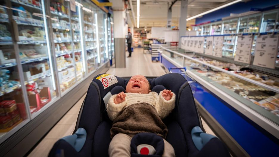 Czy przewozić dzieci w wózkach sklepowych?
