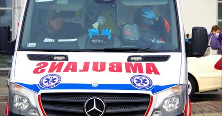 Zmarła 88-latka, która kilka godzin czekała w karetce. Prokuratura: procedury zostały zachowane