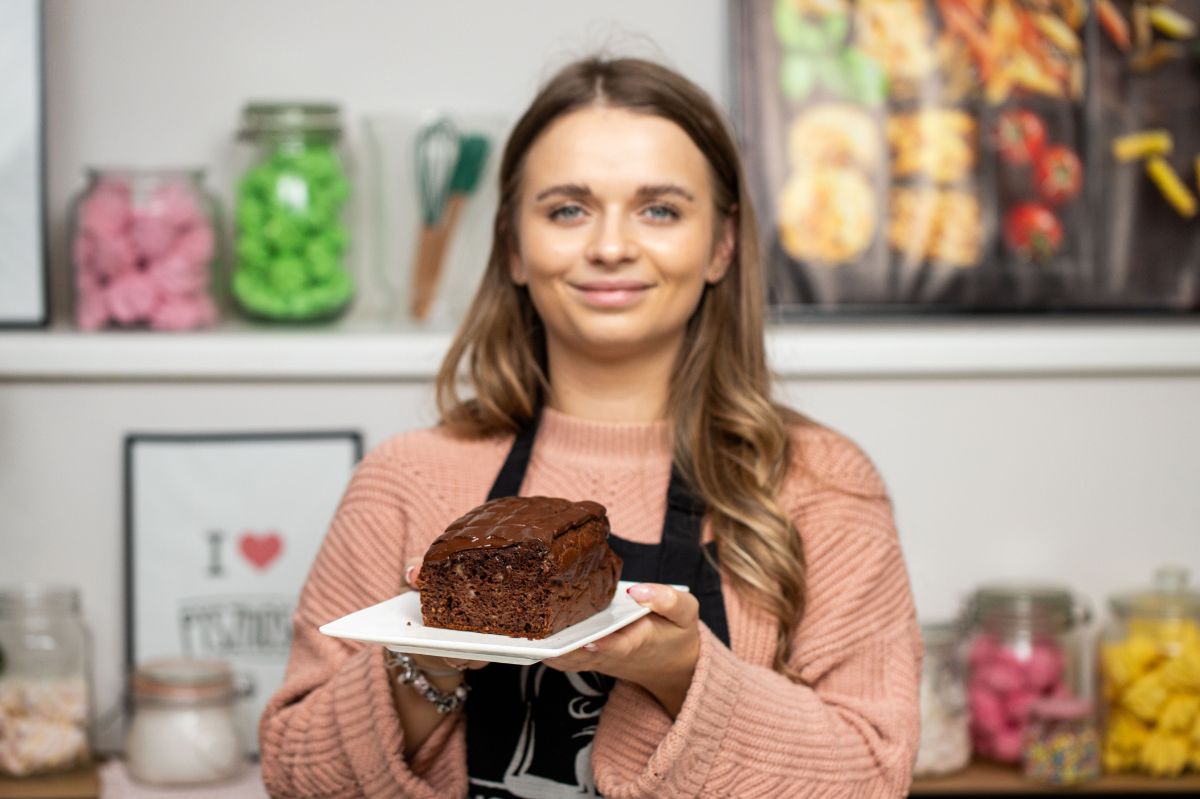 Indulge in homemade delight: Step-by-step guide to baking a banana-chocolate cake