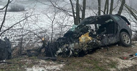 BMW wypadło z drogi na śliskiej nawierzchni. Kierowca w ciężkim stanie trafił do szpitala