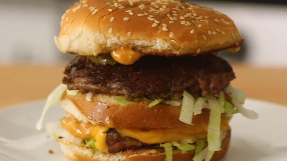 Domowy BigMac to pomysł na sycący obiad dla fanów fast-foodów. 
