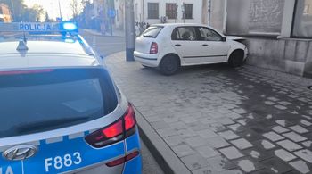 Miał 2 promile alkoholu w organizmie, w kieszeni narkotyki i wjechał autem w budynek