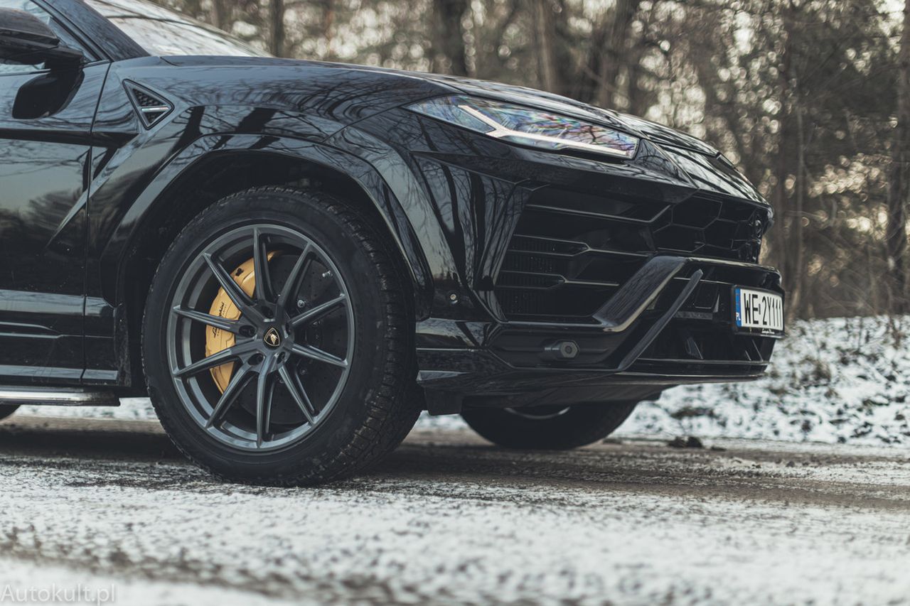 Podniesione auto z czterema miejscami i znakiem Lamborghini? To możliwe