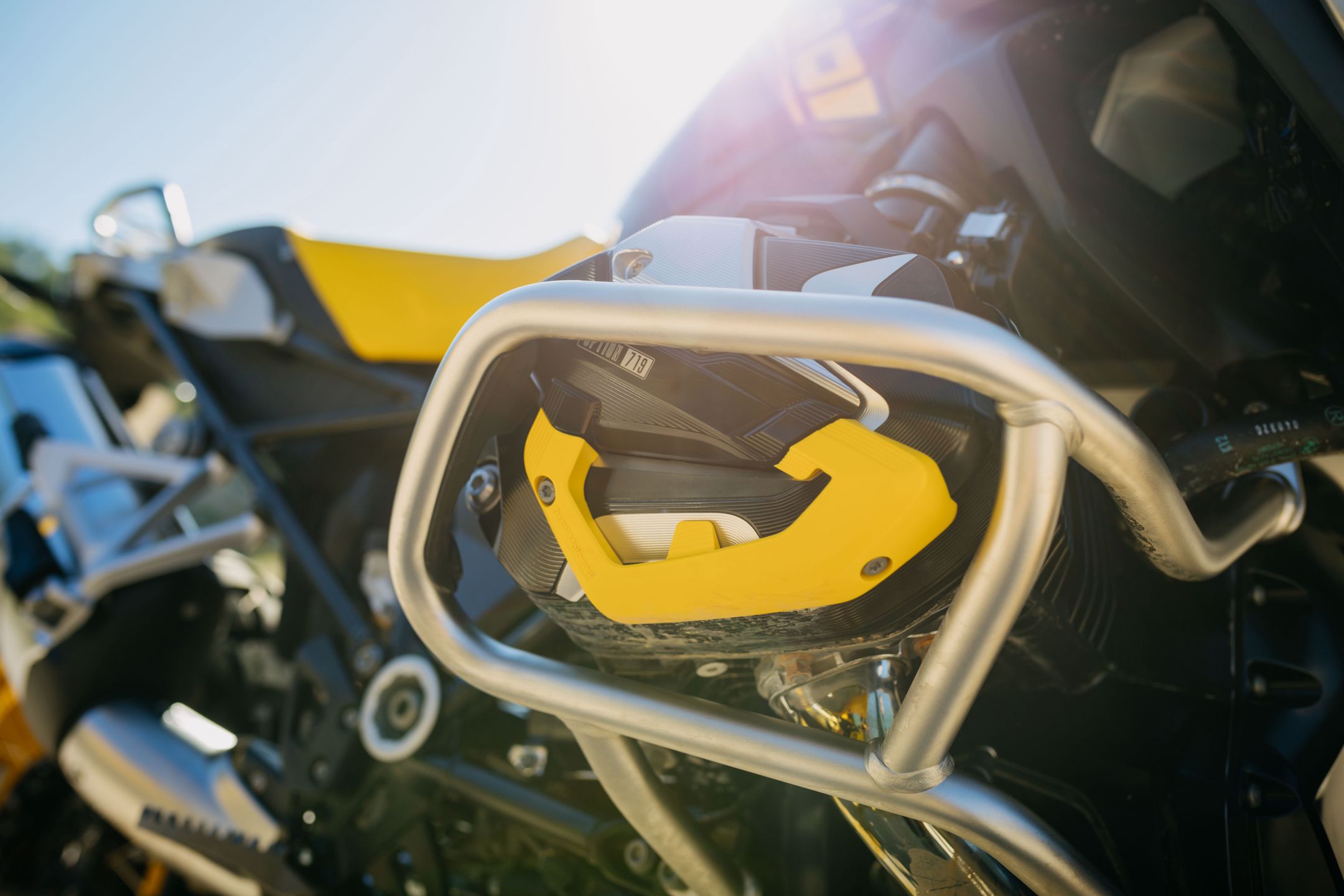 Rozbudowane orurowanie to częsty sposób ochrony motocykli typu adventure.