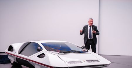 Znaczek pocztowy z kosmicznym Ferrari 512S Modulo. Tak Włosi celebrują dorobek swojego kraju