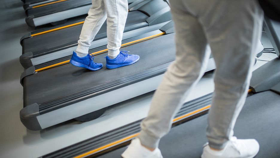 Sportowe spodnie męskie są zawsze wygodne.